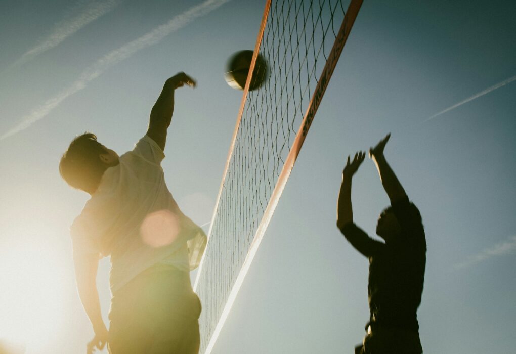 Dupla jogando vôlei de praia