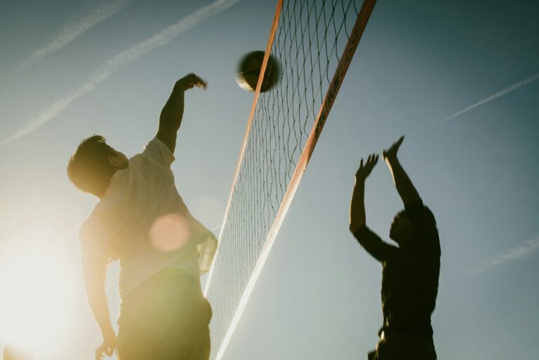 Dupla jogando vôlei de praia
