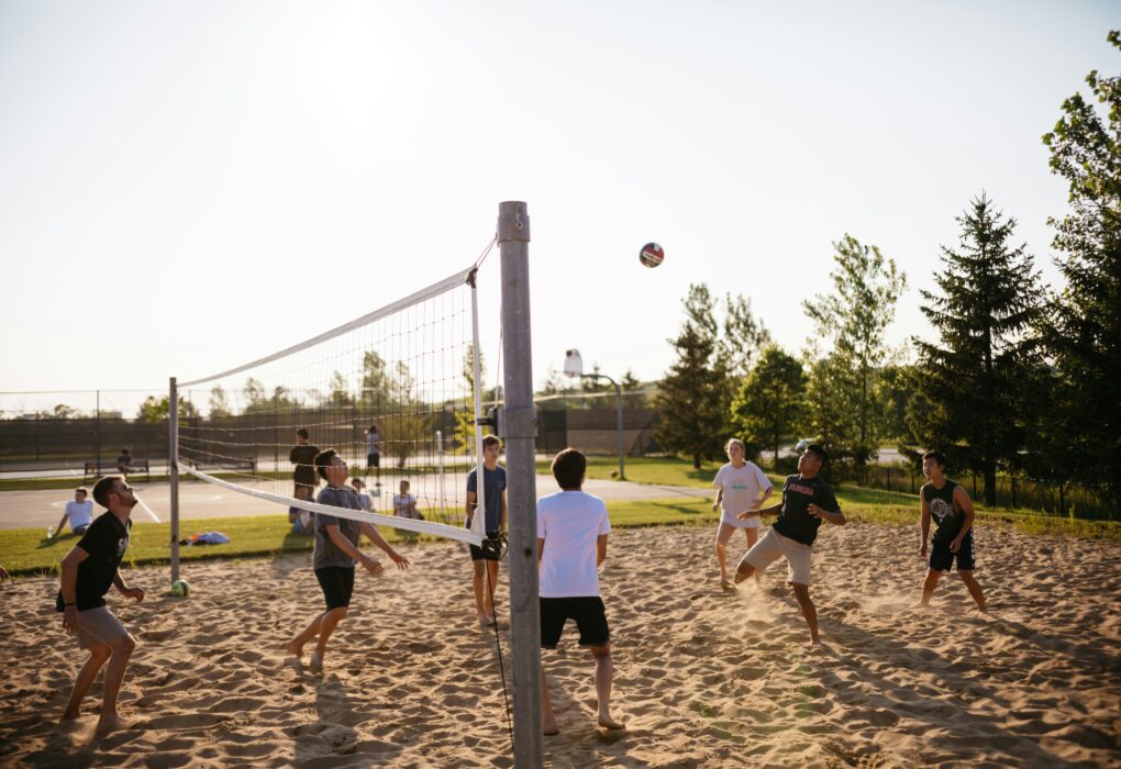 Jogadores de vôlei de praia em quadra de areia