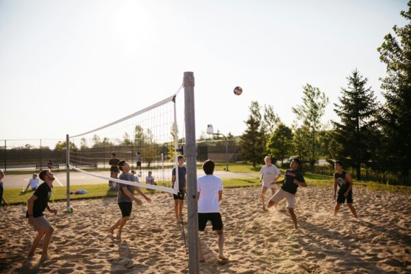 Jogadores de vôlei de praia em quadra de areia