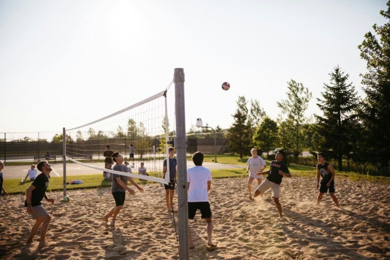 Jogadores de vôlei de praia em quadra de areia