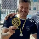 Leonardo com a medalha de um campeonato amador de vôlei de praia